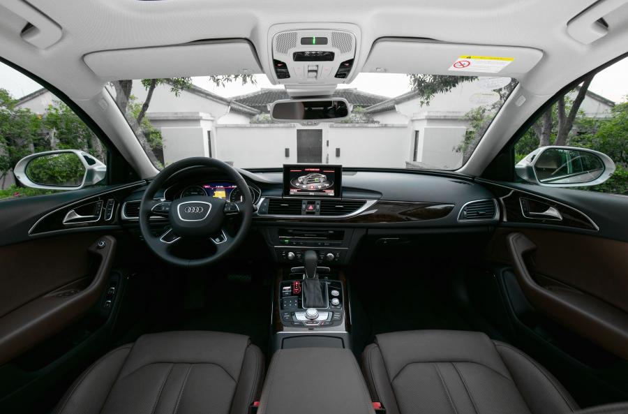 Торпедо Audi A6 L 40 e-tron (4G, C7) 2016 года  (фото 14 из 32)